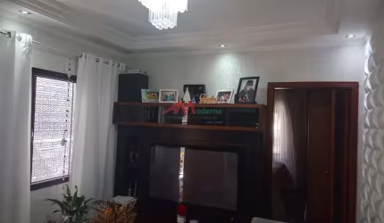 Maravilhosa casa térrea no bairro Pauliceia. Possui 2 dormitórios, sala, cozinha com armários planejados, 1 banheiro, lavabo, área de serviço ampla, espaço goumert com pia e churrasqueira, Garagem par