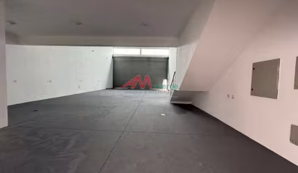 Galpão em São Bernardo do Campo com 300m² à locação por R$ 9.000, respectivamente.