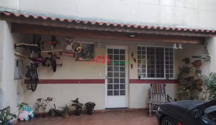 Casa em condomínio, 2 dormitórios, 1 dormitório possui ar condicionado, planejado, 1 cozinha planejada, 2 vagas de frente, 1 banheiro, 1 sotão que pode virar o 3º dormitório. Quintal com churrasqueira