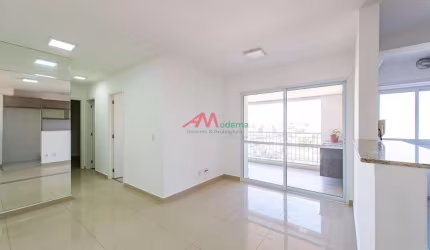 Quartos: 3 dormitórios, sendo 1 suíte. - Banheiros: 2 banheiros (1 na suíte e 1 social). - Varanda: Varanda gourmet com vista espetacular. - Acabamento: Piso porcelanato na sala e corredor, piso viníl