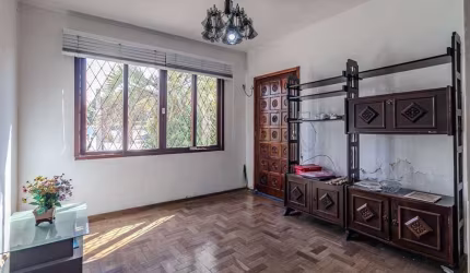 Casa com 6 quartos à venda na Rua Fernando Abbott, 1227, Passo da Areia, Porto Alegre por R$ 698.000