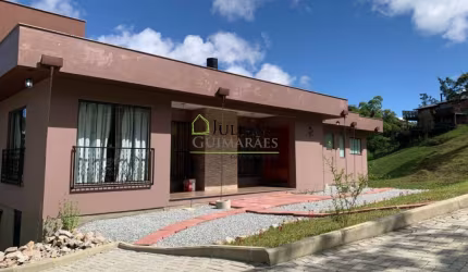 CASA com 300m2 em CONDOMÍNIO FECHADO À VENDA EM RANCHO QUEIMADO/SC