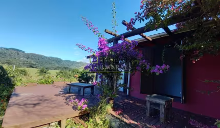 ÓTIMA CASA com DOIS TERRENOS ADICIONAIS á venda em TAQUARAS, RANCHO QUEIMADO - SC