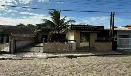 Excelente casa em Meia Praia