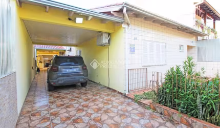 Casa com 4 quartos à venda na Rua Fontoura Xavier, 46, Jardim São Pedro, Porto Alegre, 254 m2 por R$ 850.000