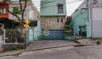 Sobrado à venda em rua tranquila no bairro Alto de Pinheiros - SP. São 3 suítes, 4 vagas de garagem