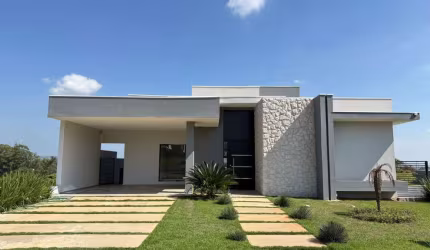 Linda casa a venda no condomínio Ninho Verde - Porangaba/SP.