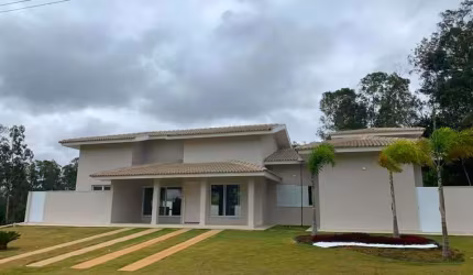 Belíssima casa a venda no condomínio Santa Barbara Resort Residence - Águas de Santa Barbara/SP.