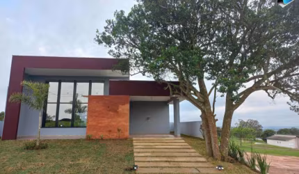 Incrível casa a venda no condomínio Riviera de Santa Cristina XIII - Paranapanema/SP.