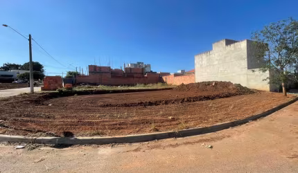 Terreno de Esquina à Venda no Bairro dos Ipês, Boituva