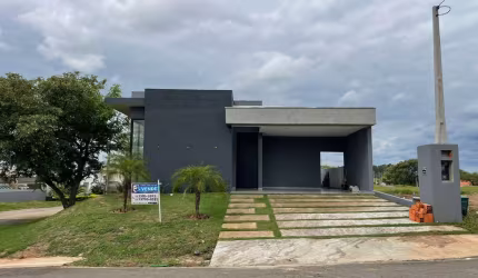 Casa Moderna no Condomínio Ninho Verde I - 3 Suítes, Piscina, e Área Gourmet | Porangaba, SP