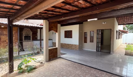 Casa bem estruturada e ampla, super bem localizada.