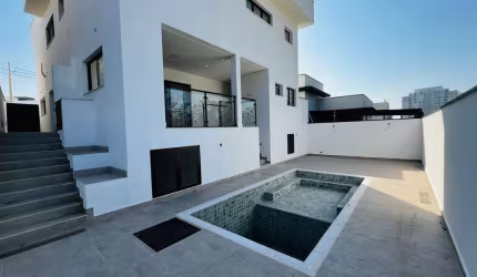 Casa de condomínio 3 Suítes com piscina no Condomínio Central Parque