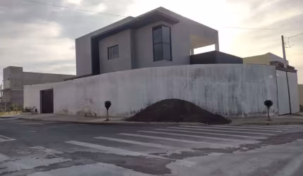 Casa com Piscina e Área Gourmet no Parque Imperial