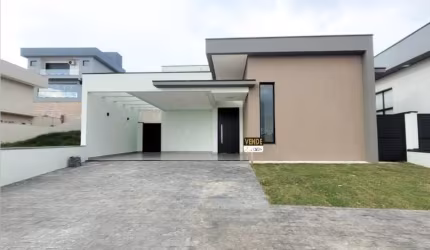Belíssima casa térrea disponível para venda no condomínio Lagos do Icarai