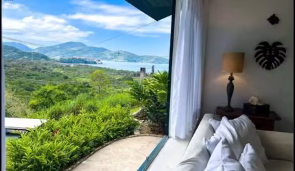 Casa com 3 Suítes 4 vagas, com 200m² - Cocanha - Caraguatatuba/SP