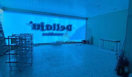 Prédio com180 m² no térreo e 180 m² no primeiro piso, 04 banheiros, escritório