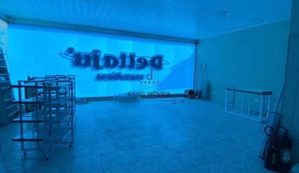 Prédio com180 m² no térreo e 180 m² no primeiro piso, 04 banheiros, escritório