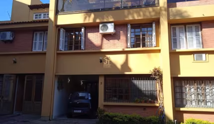Casa em condomínio fechado com 3 quartos à venda na Rua General Gomes Carneiro, 80, Medianeira, Porto Alegre por R$ 630.000