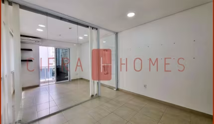 Sala muito agradável para venda ou locação, com varanda, 1 banheiro, 1 vaga de garagem, no melhor d