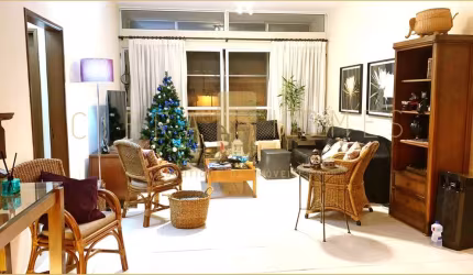 Amplo Apartamento para locação e venda, com Pé-Direito Alto, Luz Natural e Charme Retrô em Prédio C