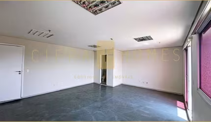 Sala comercial com piso elevado, 45m², ar condicionado, banheiro, varanda, copa, 1 vaga de garagem.