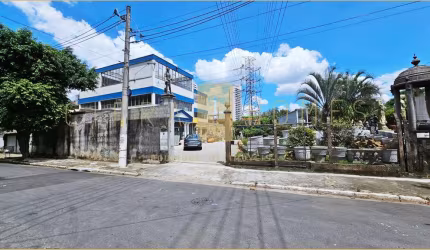 Ponto comercial para locação, amplo, com 3 andares, 7 banheiros, garagem e estacionamento.