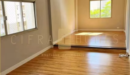 Amplo apartamento com 4 dormitórios, suíte, sala iluminada e 2 vagas em ótima localização.