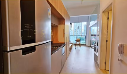 Studio mobiliado para locação, com 29m², mezanino, ar condicionado e vista incrível em localização
