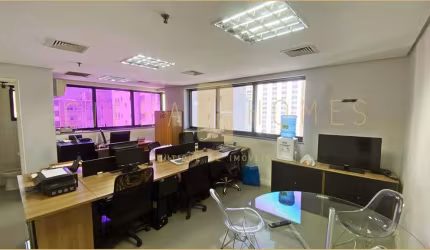 Sala comercial ampla, iluminada, com copa e ar-condicionado em localização privilegiada.