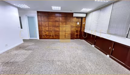 Conjunto comercial para locação com 180m², 4 banheiros e 4 vagas em excelente localização.