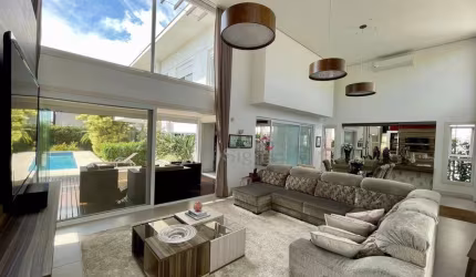 Casa com 4 quartos, sendo 2 suítes em Florianópolis - SC