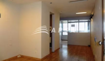 EXCELENTE SALA COMERCIAL COM 30M2, TODA EM PISO LAMINADO, 2 AMBIENTES COMPOSTO POR DIVISÓRIA, 1 BANH