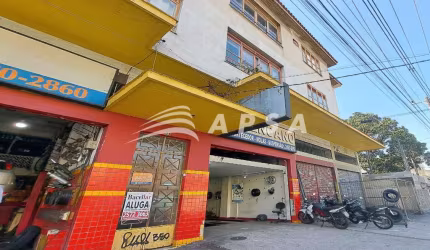 APARTAMENTO FRENTE COM HALL, SALA, DOIS QUARTOS, BANHEIRO SOCIAL, COZINHA, ÁREA DE SERVIÇO, QUARTO D