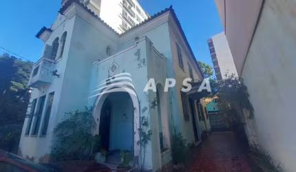 ÓTIMA OPORTUNIDADE DE NEGÓCIO, CASARÃO COM 300M2 NA RUA DO BISPO. TÉRREO  ESPAÇO PARA ESTACIONAMENTO