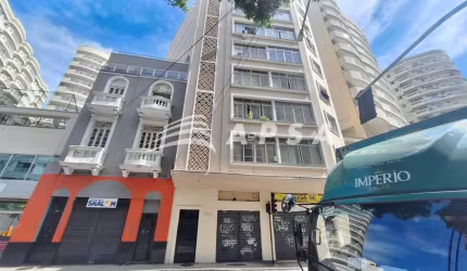 ÓTIMO CONJUGADO COM 23 M² DE ÁREA CONSTRUIDA, MOBILIADO. BANHEIRO C/ ARMARIO, BOX, COZINHA C/ ARMÁRI