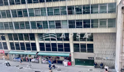 EXCELENTE SALA COMERCIAL LOCALIZADA NO CENTRO DO RIO DE JANEIRO, 30 M2, DIVISÓRIAS, BANHEIRO E RUA B