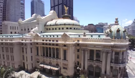 Sala Comercial em ótima localização, saída do metrô Carioca, andar alto com vista para o Teatro Muni