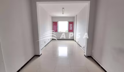 SALA COMERCIAL NO CENTRO, A 100 METROS DA PRAÇA DO FERREIRA, COM 38M², DISPÕE DE BANHEIRO PRIVATIVO.