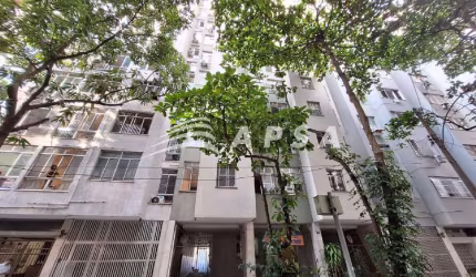 ALUGA-SE APARTAMENTO DE 2 QUARTOS COM DEPENDÊNCIA COMPLETA NO LEME, RIO DE JANEIRO. IMÓVEL AMPLO COM