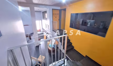CASA COMERCIAL TRIPLEX, BEM ESTRUTURADA E SEGURA, APROX. 500M², GARAGEM PARA 2 A 3 CARROS, BEM LOCAL