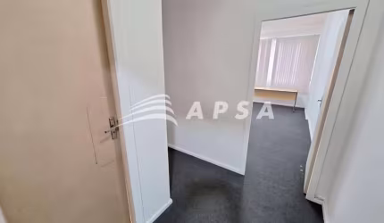 SALA COMERCIAL NA AV. ANTÔNIO CARLOS LOCALIZADA ENTRE OS CONSULADOS FRANCÊS E ITALIANO. DIVIDIDA EM