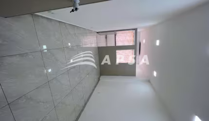 NO CORAÇÃO DO CENTRO, EM LOCALIZAÇÃO ESTRATÉGICA E DE FÁCIL ACESSO, ESTA SALA COMERCIAL PARA ALUGUEL