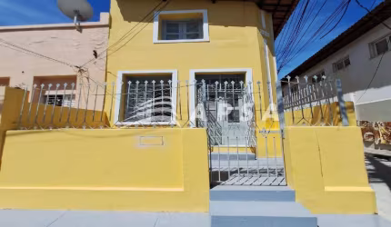 ALUGO APARTAMENTO NOVO, ANDAR SUPERIOR, DISPÕE DE SALA, COZINHA COM ÁRMÁRIO, ÁREA DE SERVIÇO, 01 DOR