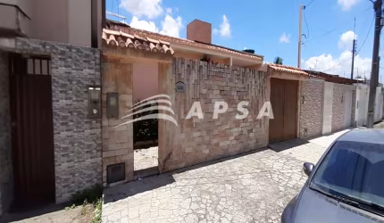 CASA POSSUI TRÊS QUARTOS SENDO DUAS SUÍTES, UMA SALA PARA DOIS AMBIENTES, COZINHA, BANHEIRO SOCIAL,