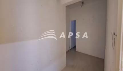 CHARMOSA LOJA DISPONÍVEL PARA LOCAÇÃO NA PRESTIGIADA RUA SANTA CLARA - COPACABANA. O ESPAÇO TAMBÉM C