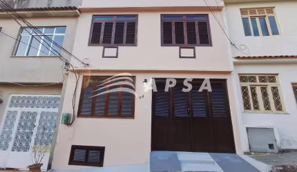 DISPONÍVEL PARA ALUGUEL, ESTA INCRÍVEL CASA DE DOIS ANDARES, SITUADA EM UM CONDOMÍNIO FECHADO COM SE