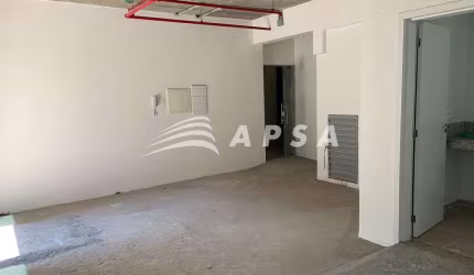 EXCELENTE SALA COMERCIAL DE 55,10 M² EM AREA COBERTA E 47,56M² EM AREA PRIVATIVA (DESCOBERTA), OFERE
