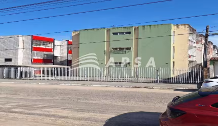 AMPLO APARTAMENTO! O  EDIFÍCIO ADELAIDE QUEIROZ É UM PRÉDIO DE TRÊS ANDARES.  O APARTAMENTO POSSUI T