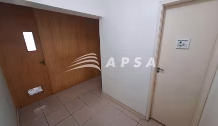 EXCELENTE SALA COMERCIAL,ANDAR ALTO, FRENTE PARA A PRAÇA SAENS PENA, AR CONDICIONADO. DIVIDIDA EM RE